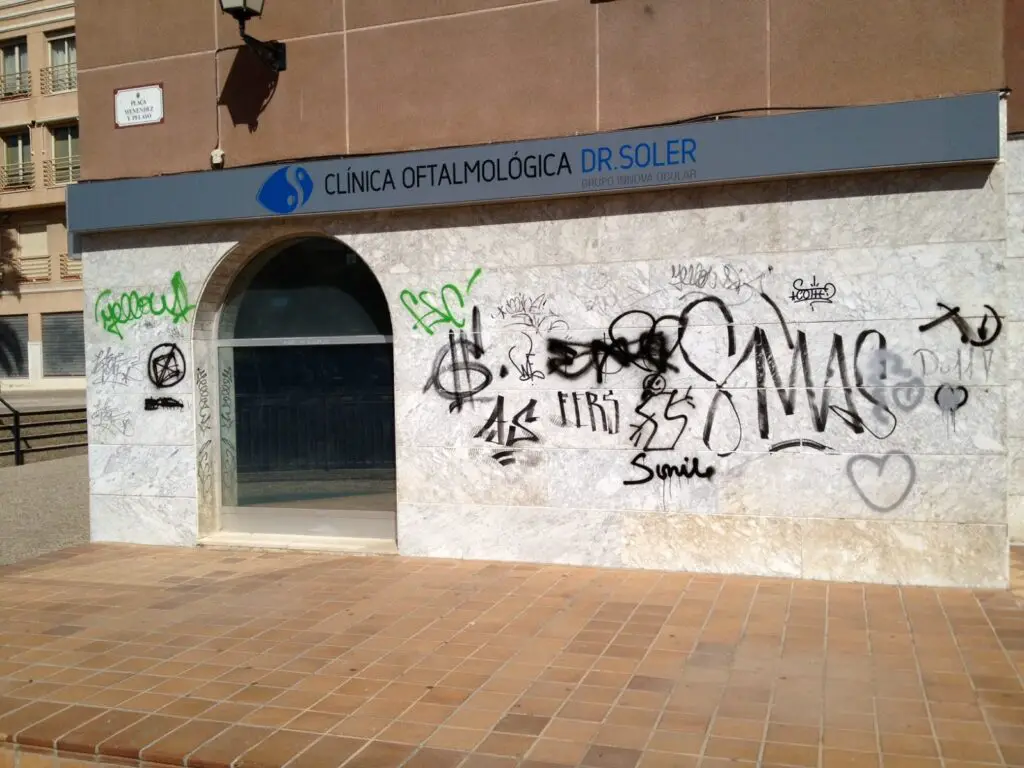 graffiti vandalismo con partes interior        <h3 class=